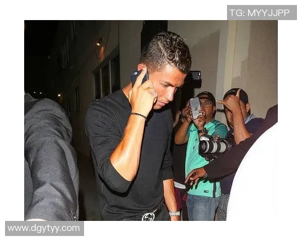 足球明星夜店狂欢揭秘球场外的奢华生活与绯闻故事